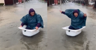 Mujer de coronel navegando en una tina